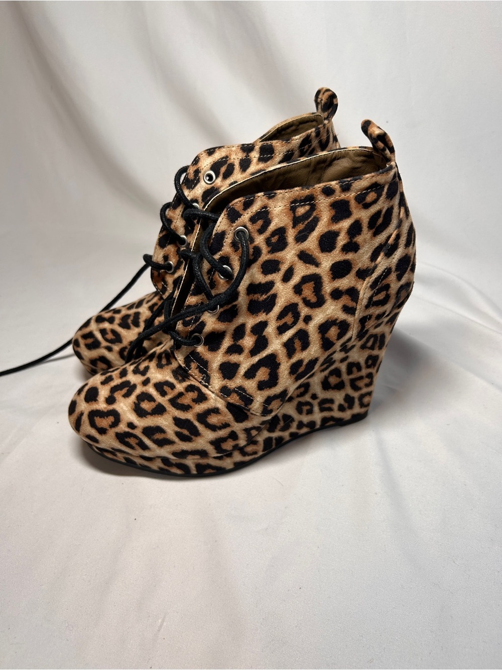Qupid Leopard Print Hidden Wedge Booties Women’s Size 7.5 Lace up ankle shoes